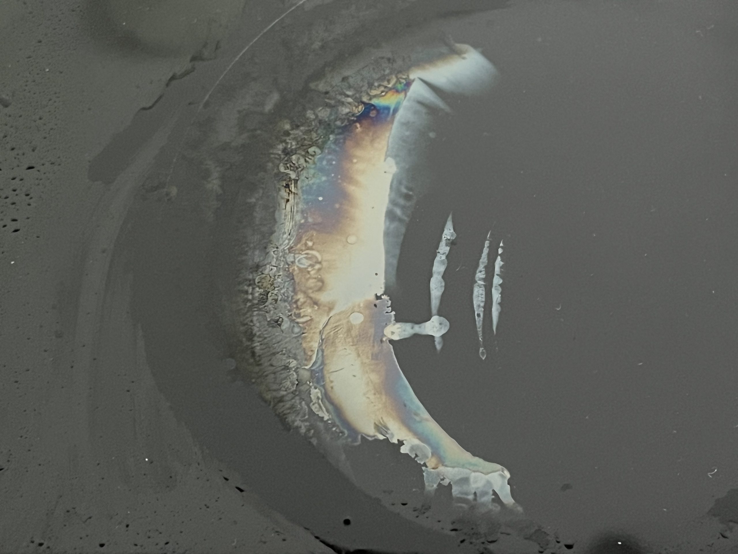 Uno spicchio di luna iridescente